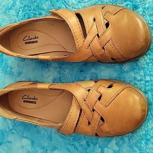 Clarks Tan Mary Janes Size 9